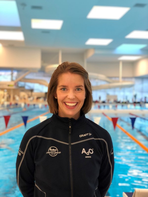 - Du kan få minst like stor treningseffekt av å trene i vann som på land, sier Marita Lund-Fridell, fysioterapeut og kursansvarlig ved AdO arena i Bergen. Foto: AdO arena